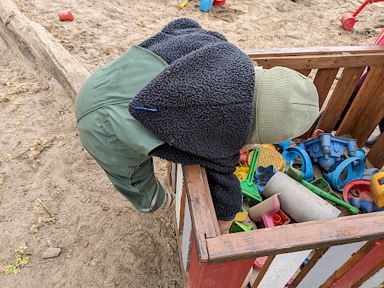 Für die Kleinen ist die Stockkiste etwas hoch - sie wissen sich zu helfen.