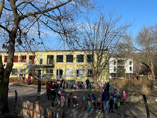 Noch einmal stellen wir uns alle um den großen Kastanienbaum.