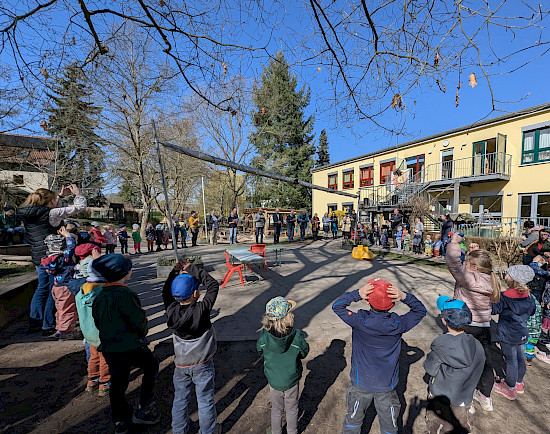 Wir singen zusammen unser Kinderhauslied.