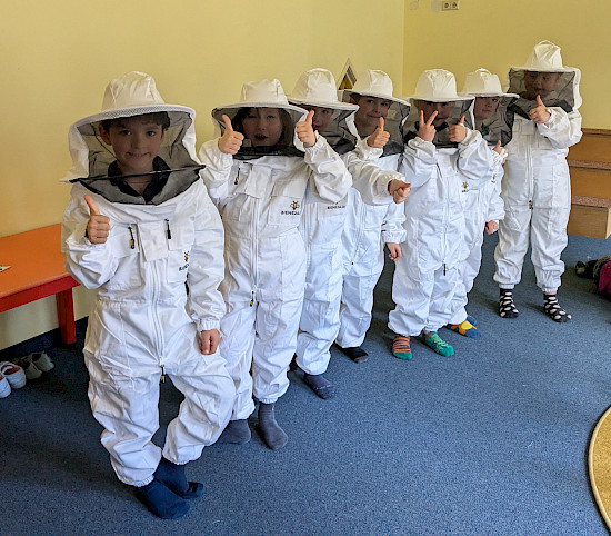 Die Kinder sind gut gerüstet - auf zu den Bienen.