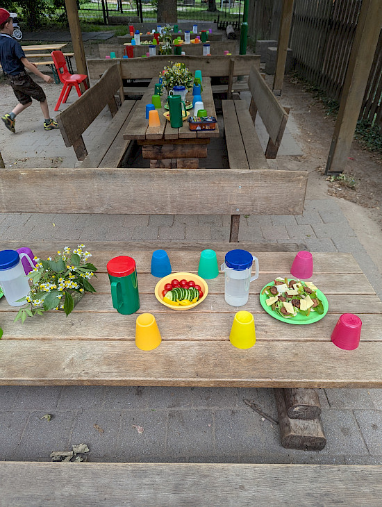 Der Vespertisch ist gedeckt - es gibt selbstgemachten Burger