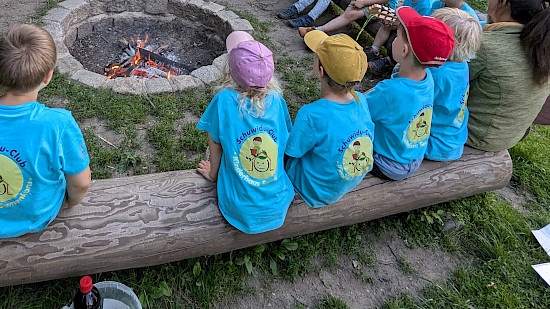 Am Lagerfeuer sitzen, Geschichten lauschen und Lieder singen.