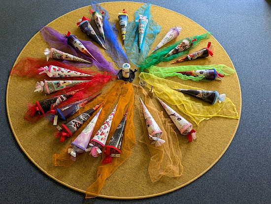 Über Nacht waren die Zuckertüten gewachsen.