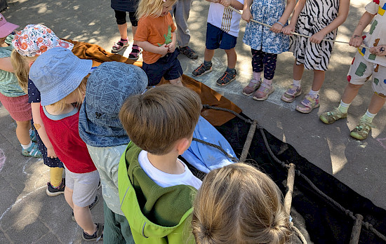 Die neuen Kinder dürfen über die Brücke gehen - die anderen Kinder sind das Geländer.