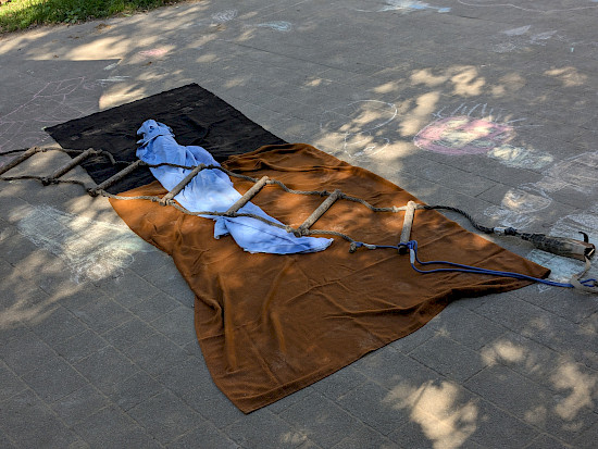 "Auf der Brücke streckt Gott mir die Hand entgegen. Und wenn es für mich zu wacklig ist, halten wir uns aneinander fest." (A.Lühmann)