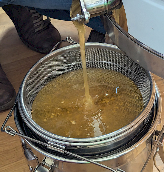 Faszinierend wieviel Honig geerntet wird