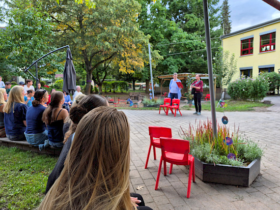 Auftakt auf dem Theaterplatz