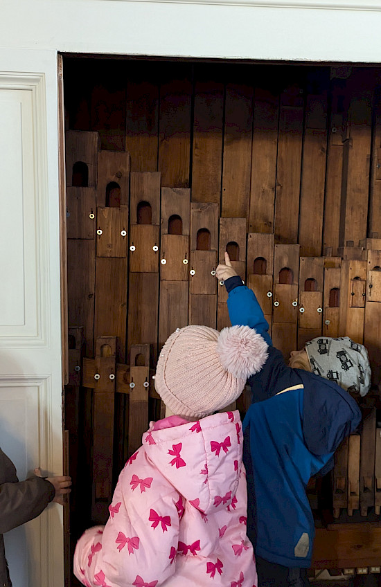 Staunen über die Größe der Orgelpfeifen bis zur Decke