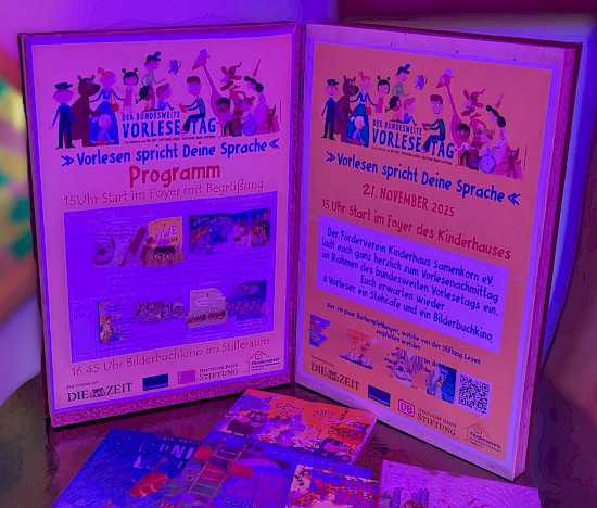 Die Plakate stimmen die Bücherfreunde ein.