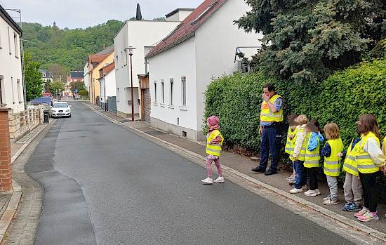 Alleine über die Straße gehen will geübt sein.