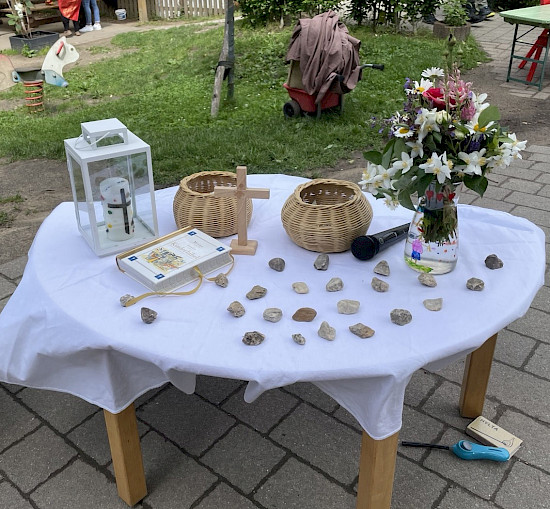 Der Altartisch auf Kinderhöhe mit abgelegten Sorgensteinen