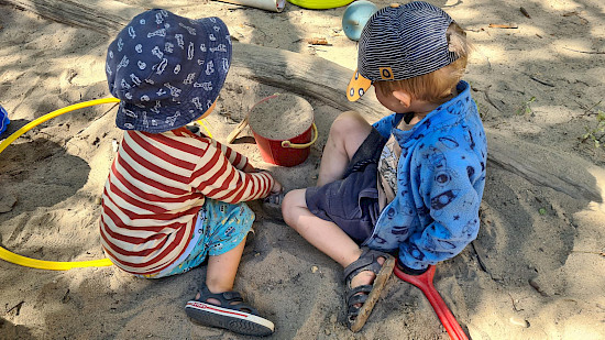 gemeinsames Spielen - bei schönem Wetter in unserem schönen Garten