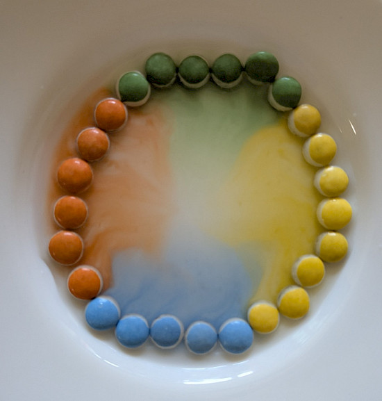 Hier wurden die Smarties farblich sortiert.